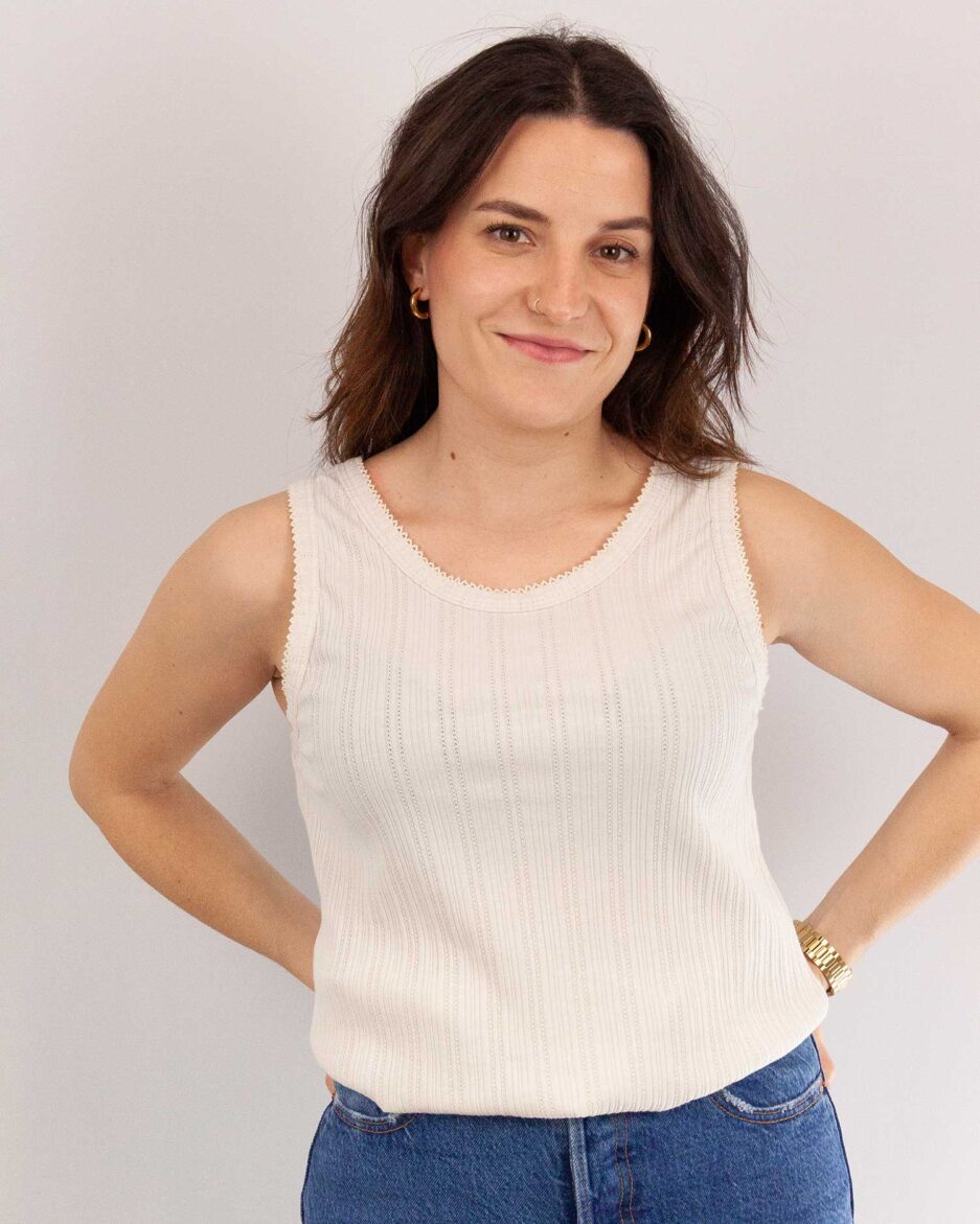 Camiseta tirantes mujer Ouka en algodón crudo con puntilla y líneas en relieve