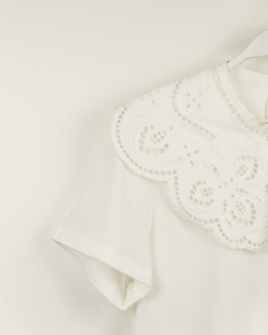 camiseta_babero_detalle_bordado