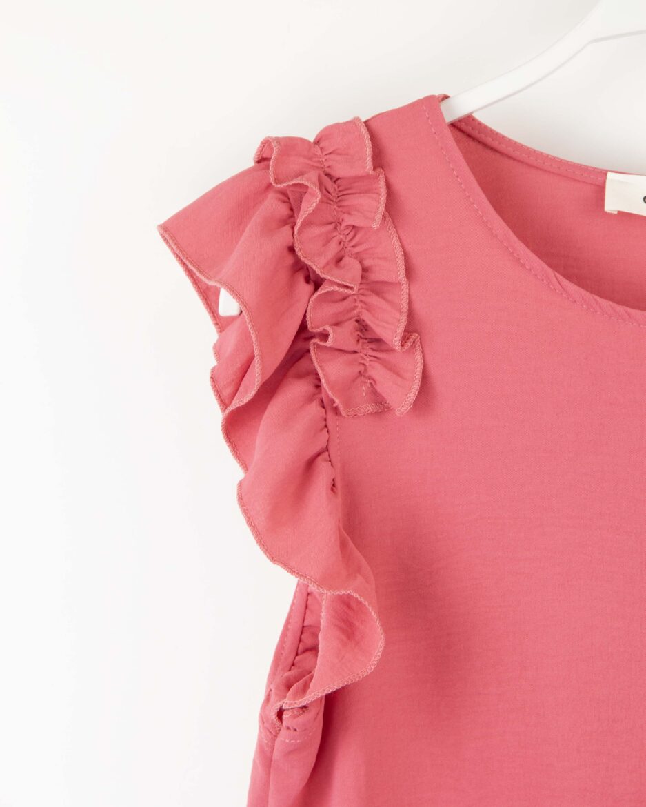 blusa_sin_mangas_detalle_volantes_hombro