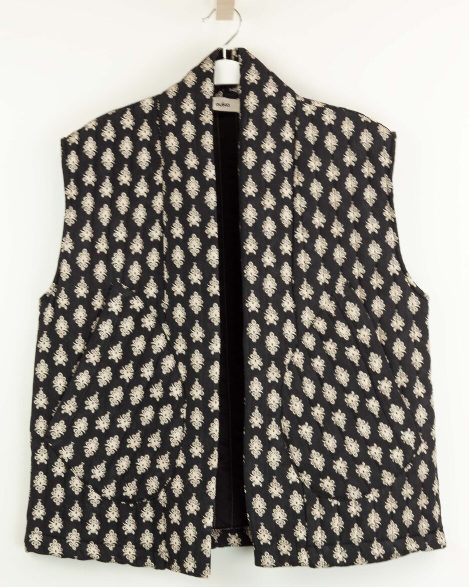 ouka_chaleco_acolchado_estampado_negro