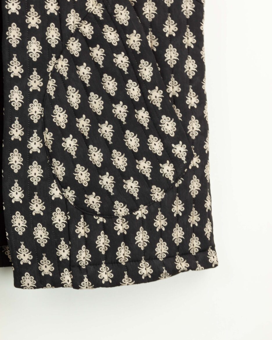 ouka_chaleco_acolchado_estampado_negro