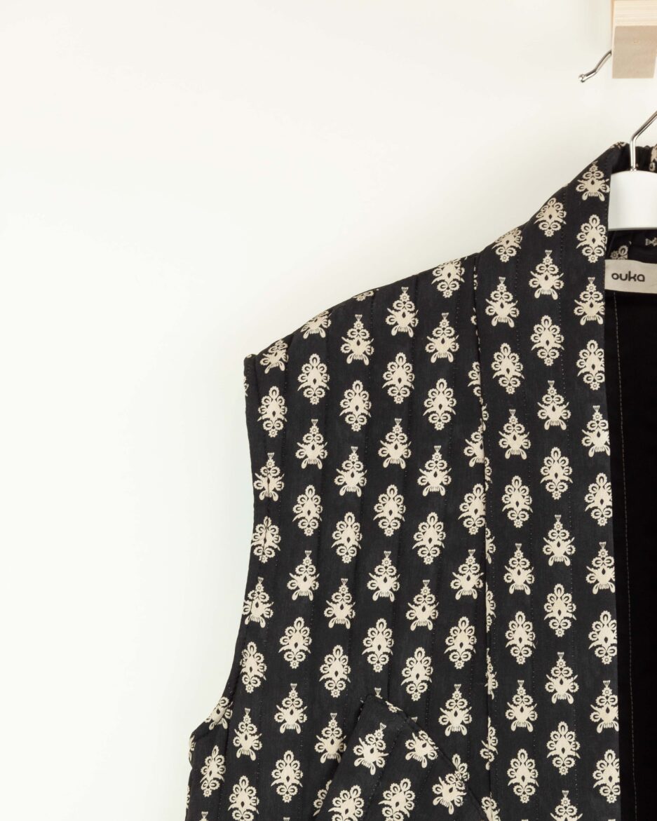 ouka_chaleco_acolchado_estampado_negro