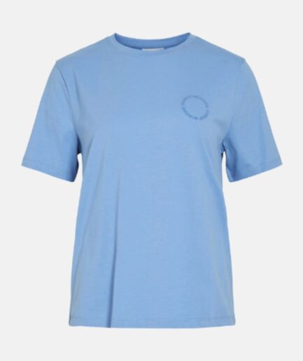 vila_camiseta_manga_corta_texto_bordado_azul_celeste_visybil_sunday_14101153