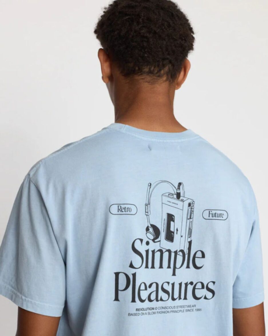 Camiseta azul celeste Revolution para hombre con estampado gráfico grande en la espalda