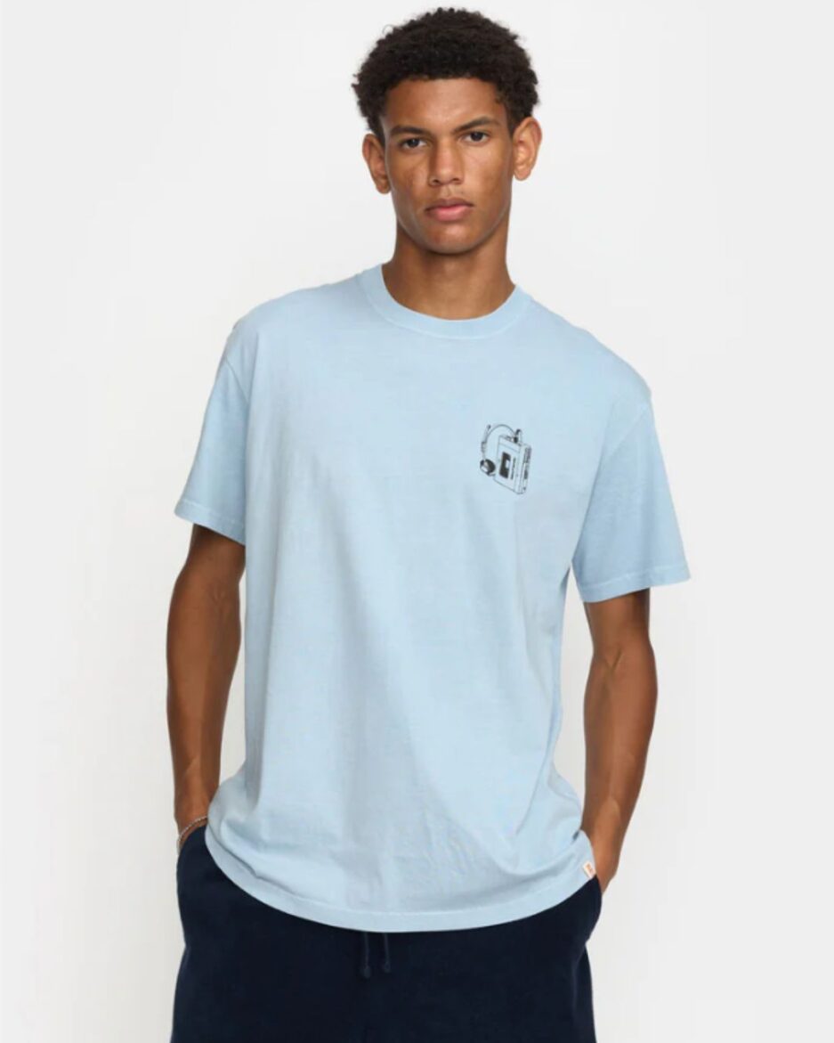 Camiseta azul celeste Revolution para hombre con estampado gráfico grande en la espalda