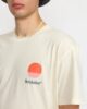 Camiseta color crudo Revolution para hombre con estampado gráfico grande en la espalda