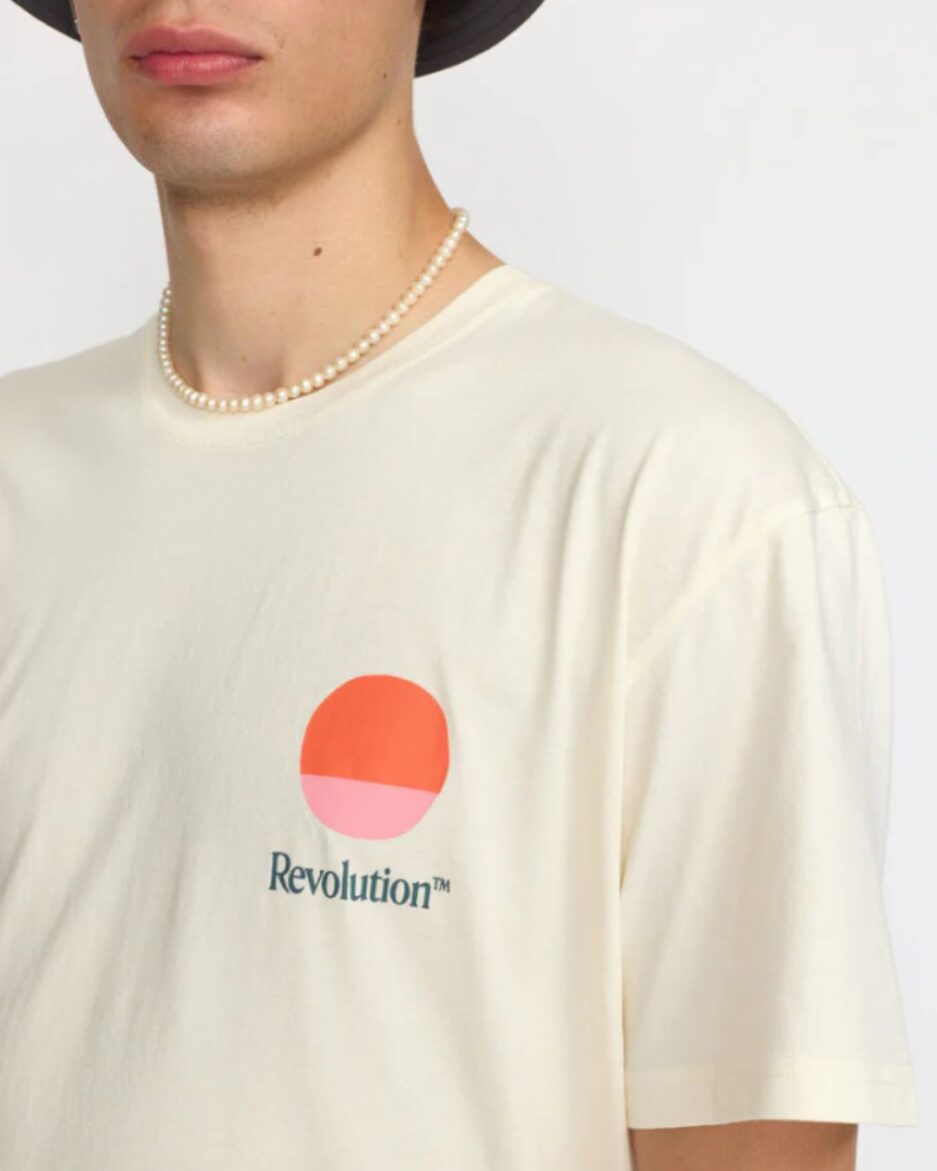 Camiseta color crudo Revolution para hombre con estampado gráfico grande en la espalda
