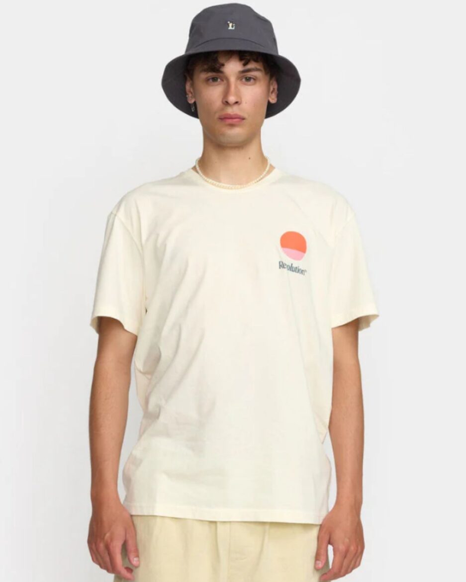 Camiseta color crudo Revolution para hombre con estampado gráfico grande en la espalda