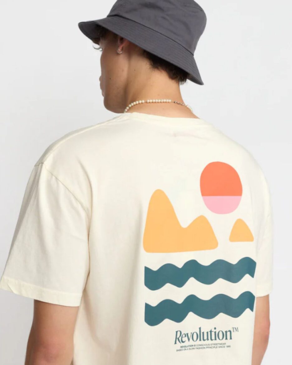 Camiseta color crudo Revolution para hombre con estampado gráfico grande en la espalda