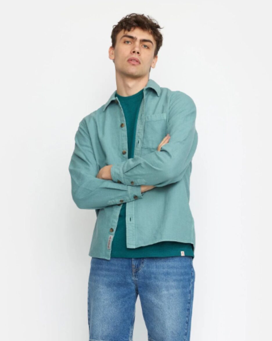 Camisa Revolution 3997 para hombre en algodón orgánico, estilo holgado y bolsillo en el pecho